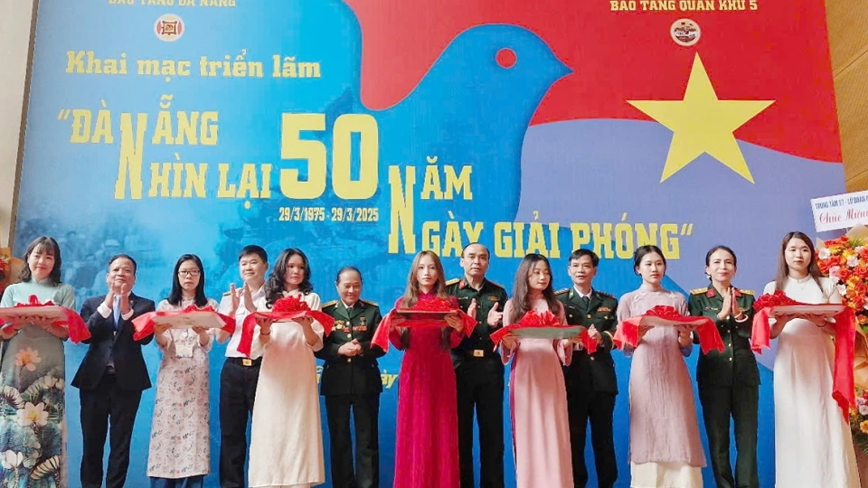 khai_mac_trien_lam_da_nang_-_nhin_lai_50_nam_ngay_giai_phong_.jpg