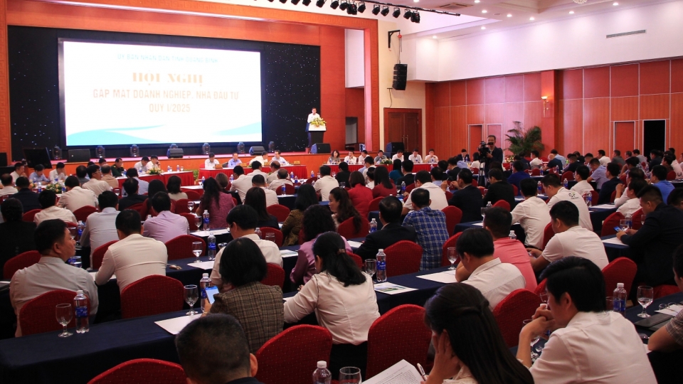 lanh_dao_tinh_quang_binh_doi_thoai_voi_hon_200_doanh_nghiep_nha_dau_tu.jpg