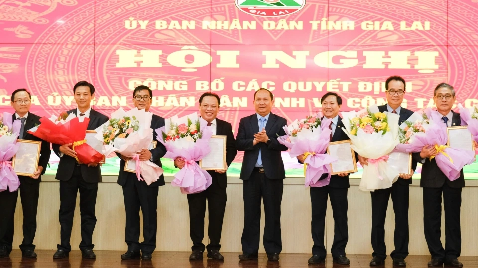 lanh_dao_ubnd_tinh_gia_lai_tang_hoa_cac_lanh_dao_so_nganh_cua_tinh.jpg