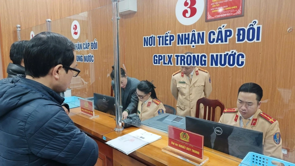 ngay-dau-csgt-cap-doi-giay-phep-lai-xe-quy-trinh-hop-ly-nhanh-chong-khong-tac-nghen-20250301102553.jpg