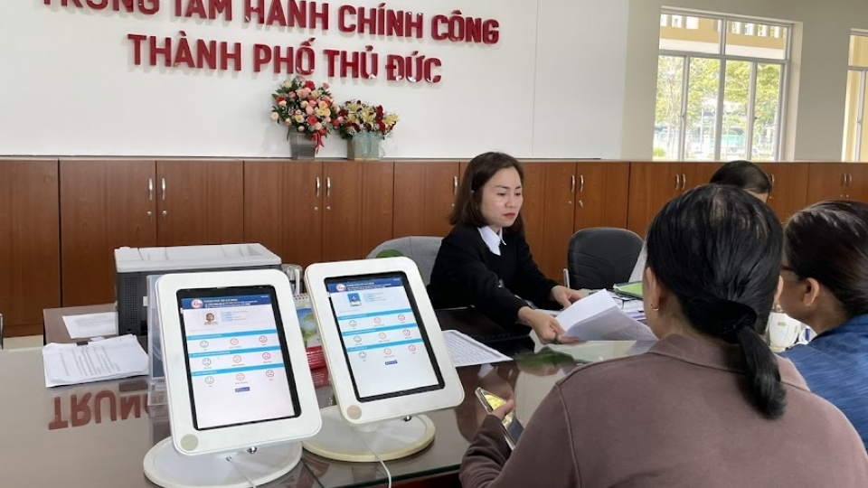 nguoi_dan_lam_thu_tuc_tai_trung_tam_hanh_chinh_cong_tp_thu_duc_4_1.jpg