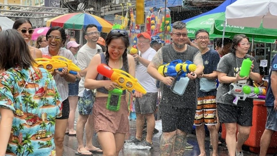 nguoi_dan_thai_lan_va_du_khach_quoc_te_tham_gia_cac_hoat_dong_mung_tet_te_nuoc_songkran_o_thu_do_bangkok._.jpg