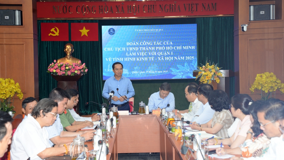 ong-nguyen-van-duoc-lam-viec-ubnd-quan-1-4.jpg