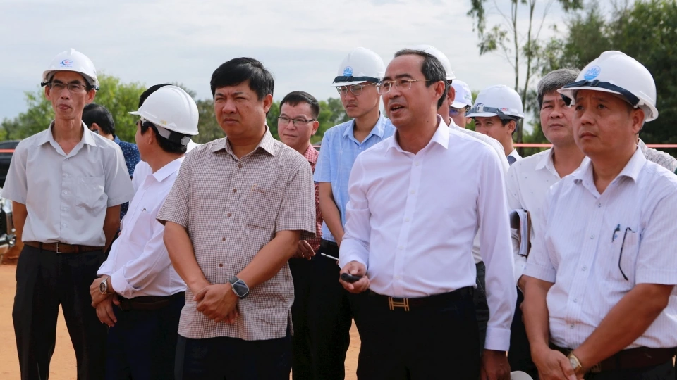 ong_luong_nguyen_minh_triet_bi_thu_tinh_uy_quang_nam_thu_3_tu_phai_sang_kiem_tra_tien_do_du_an_hoan_thien_duong_vo_chi_cong.jpg