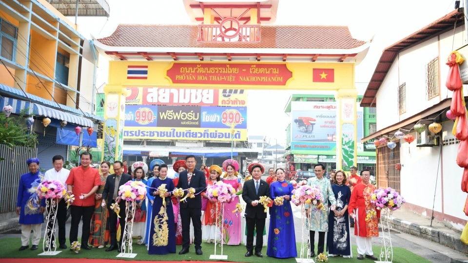 rs-le_cat_bang_khai_truong_pho_am_thuc_van_hoa_thai_lan-viet_nam_tai_nakhon_phanom.jpg