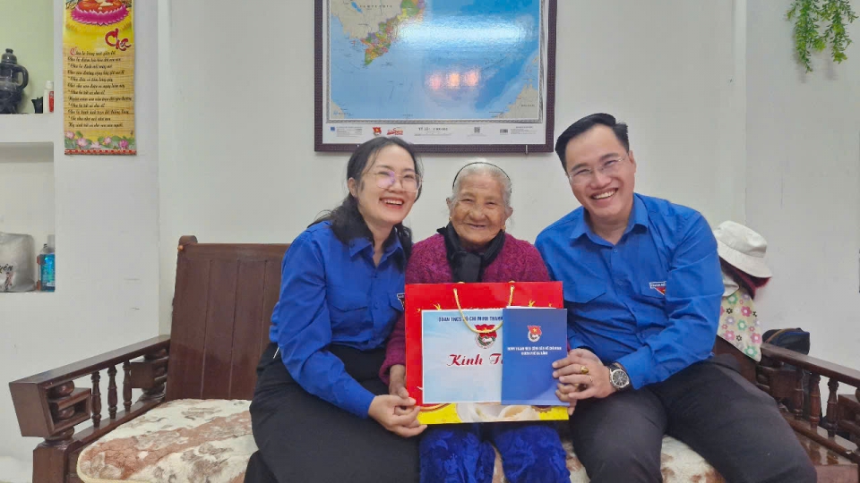 tham_va_tang_qua_cho_me_viet_nam_anh_hung_nguyen_thi_su.jpg