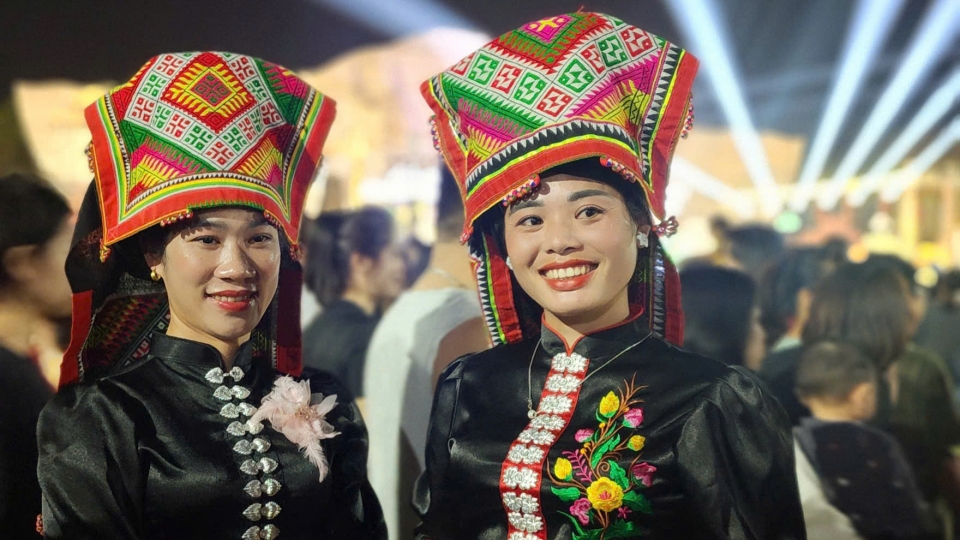 thieu_nu_thai_voi_khan_pieu_di_tray_hoi.jpg