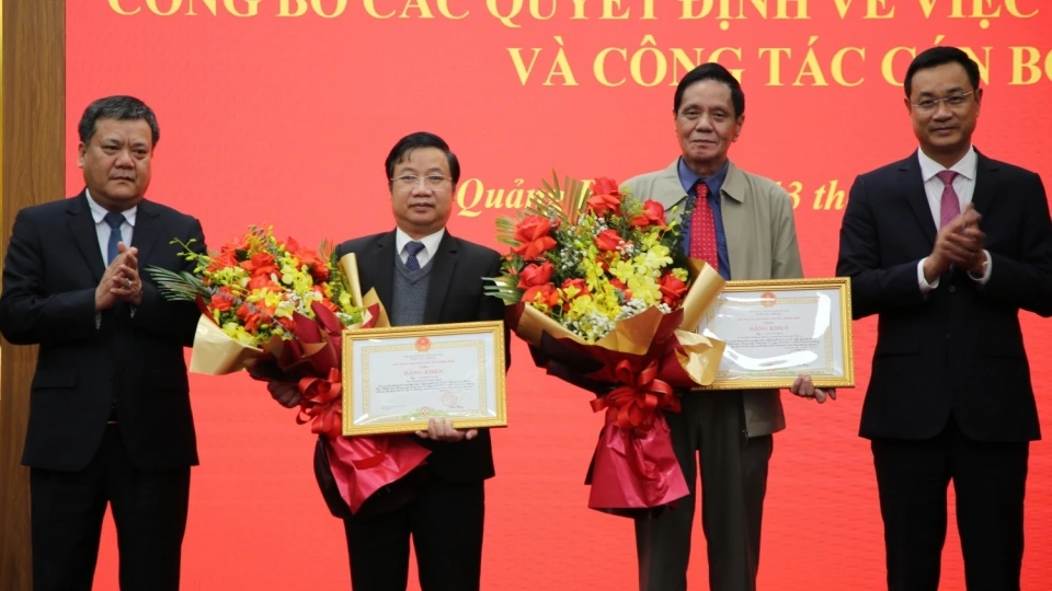 trao_quyet_dinh_nghi_huu_truoc_tuoi_doi_voi_can_bo_thuoc_dien_ban_thuong_vu_tinh_uy_quang_binh_quan_ly.jpg