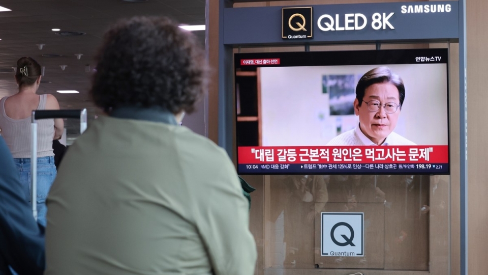 Ông Lee Jae-myung trong thông điệp hình ảnh được gửi đi ngày 10-4 (ảnh Yonhap News).jpg
