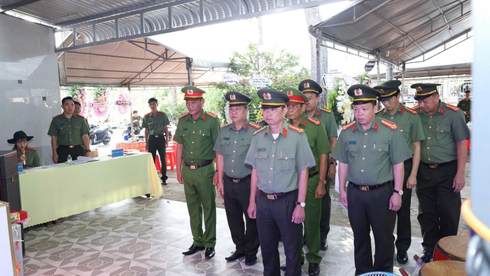 Đoàn công tác Công an tỉnh Hậu Giang đến viếng Đại úy Nguyễn Văn Kha- (Ảnh Thế Phong).jpg