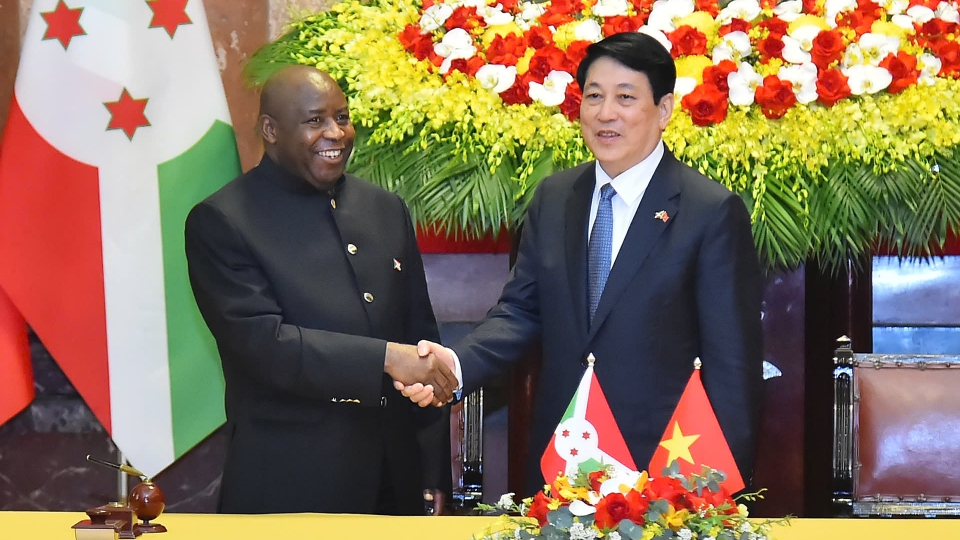 04-04_chu_tich_nuoc_luong_cuong_va_tong_thong_burundi_evariste_ndayishimiye_tai_le_ky_ket_hop_tac_giua_hai_nuoc.jpg