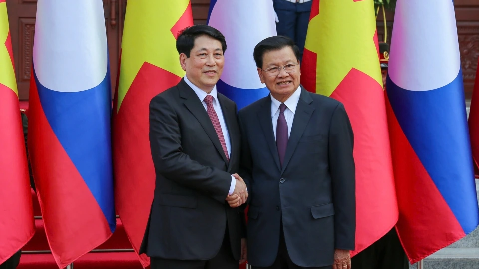 24-04_chu_tich_nuoc_luong_cuong_chup_anh_cung_tong_bi_thu_chu_tich_nuoc_lao_thongloun_sisoulith_tai_le_don.jpg
