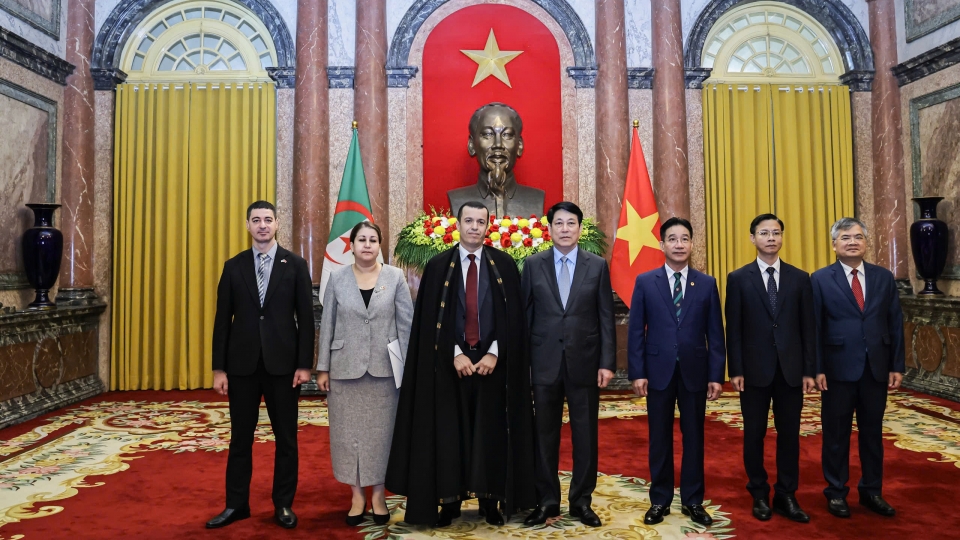24-04_chu_tich_nuoc_luong_cuong_va_dai_su_algeria_azeddine_bechka_chup_anh_chung.jpg