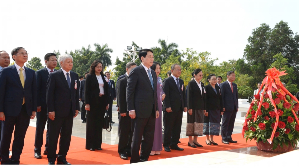 25-04_Chủ-tịch-nước-Lương-Cường-cùng-Đoàn-cấp-cao-Việt-Nam-đã-đến-đặt-lẵng-hoa-tại-tượng-Chủ-tịch-Kaysone-Phomvihane-Lào-(1).jpg