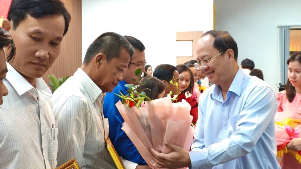 2_-_ong_nguyen_ho_hai_tang_bang_khen_cho_to_chuc_ca_nhan_co_thanh_tich_trong_cong_tac_xoa_nha_tam.jpg