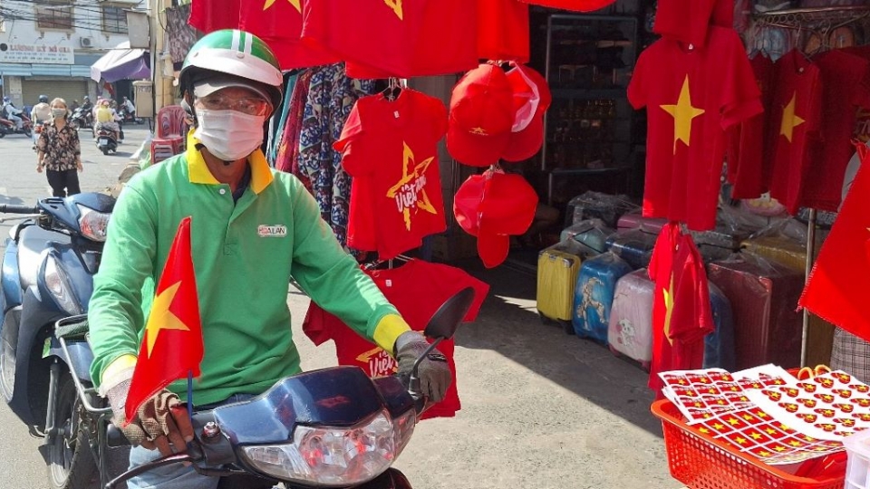Anh Nguyên Văn Hưởng chạy xe công nghệ đang mua cờ cho ngày đại lễ.jpg