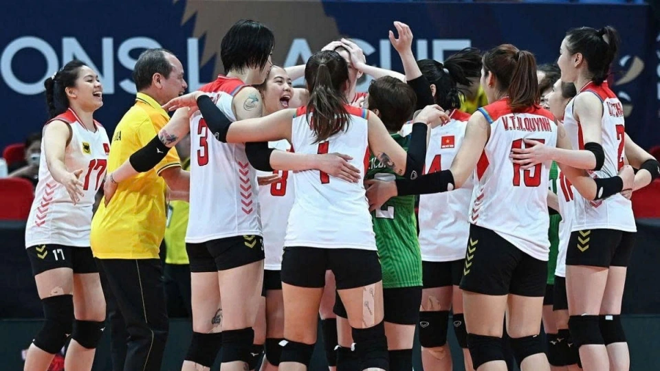Coach Thai Quang Lai and his players celebrate their historic victory over Beijing of China.jpg