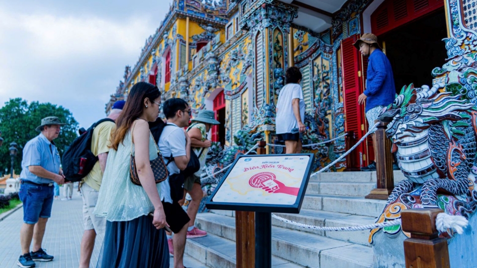 Du khách đến tham quan Điện Kiến Trung, Đại Nội Huế.jpg