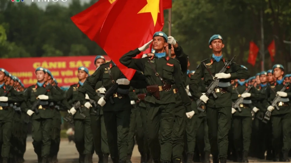 Khối Cảnh sát bảo vệ hòa bình Liên hợp quốc hợp luyện diễu binh, diễu hành trên thao trường..png