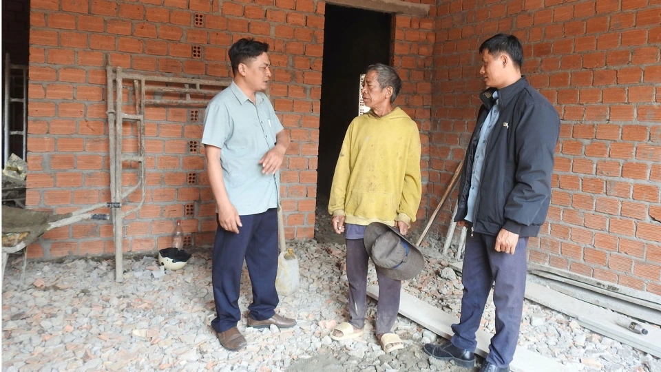 Kon-Tum-nha-dot-nat-ava.jpg