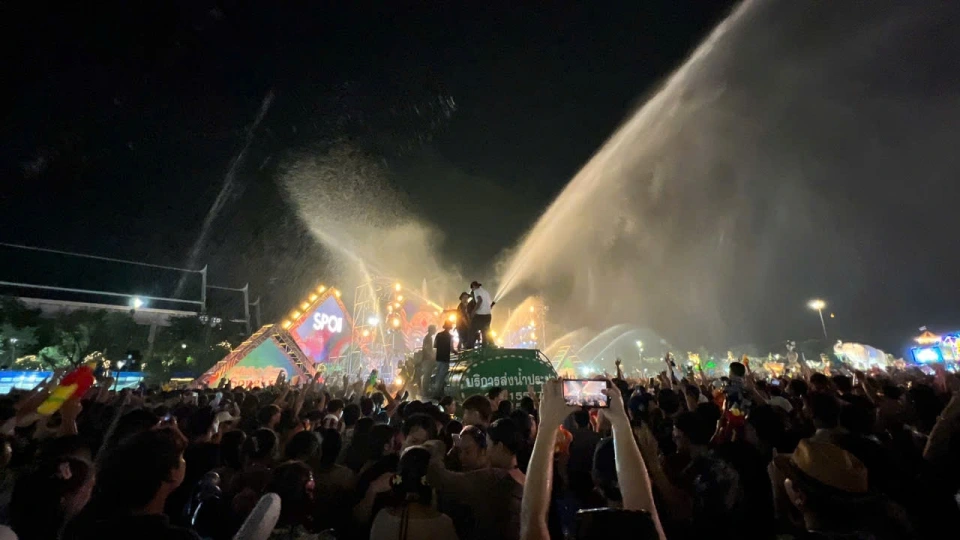 Người dân Thái Lan và du khách quốc tế cùng hòa vào niềm vui Tết té nước Songkran 2025 tại Quảng trường Sanam Luang, Bangkok. .jpg