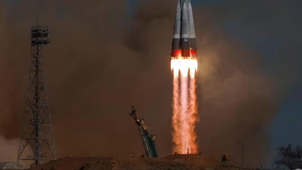 Nga phong tau vu tru Nga Soyuz MS-27 mang du hanh gia My va Nga len tram ISS tu san bay vu tru Baikonur -reu.jpg