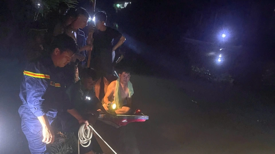 Phòng Cảnh sát Phòng cháy, chữa cháy và cứu nạn, cứu hộ Công an tỉnh Hậu Giang triển khai tìm kiếm bé trai bị đuối nước.jpg