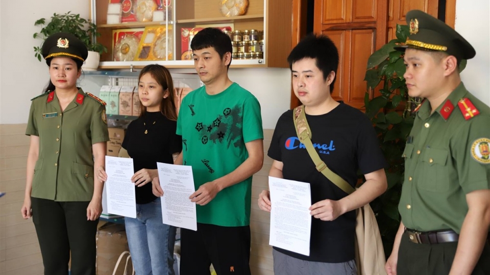 Tại cơ quan Công an, các đối tượng khai nhận nhập cảnh trái phép từ Campuchia vào Việt Nam để tìm đường về lại Trung Quốc.jpg