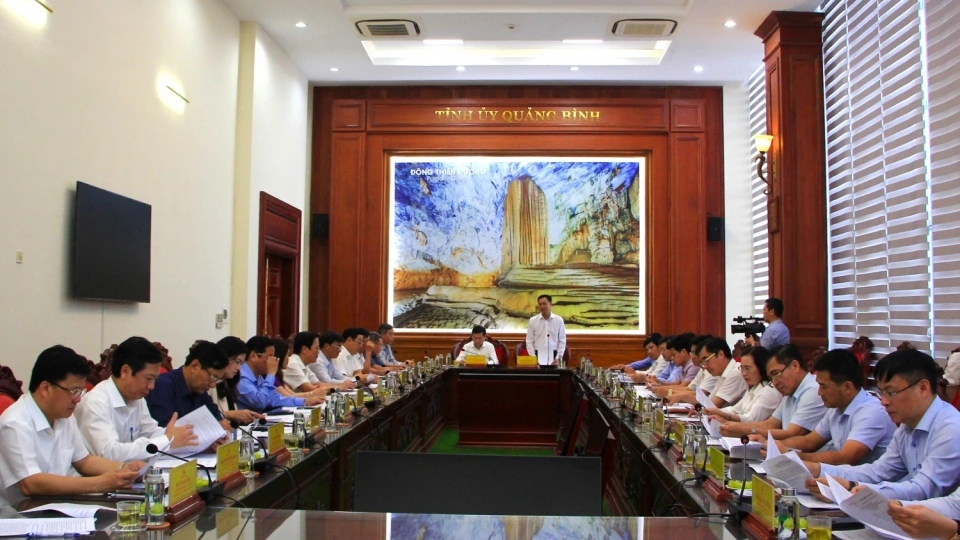 ban_thuong_vu_tinh_uy_quang_binh_va_ban_thuong_vu_tinh_uy_quang_tri_trao_doi_cong_viec_lien_quan_hop_nhat_2_tinh.jpg