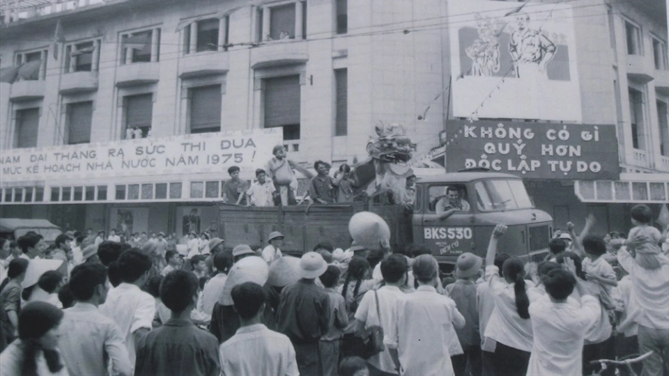 ca_nuoc_om_hon_tphcm_ruc_ro_ten_vang.jpg