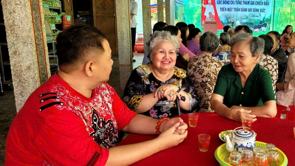 cac_cuu_chien_binh_vui_mung_tai_buoi_hoi_ngo_.jpg