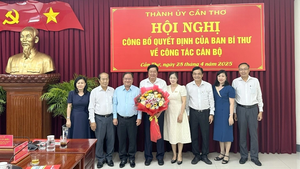 cac_dai_bieu_chup_anh_luu_niem_voi_ong_pham_van_hieu.jpg
