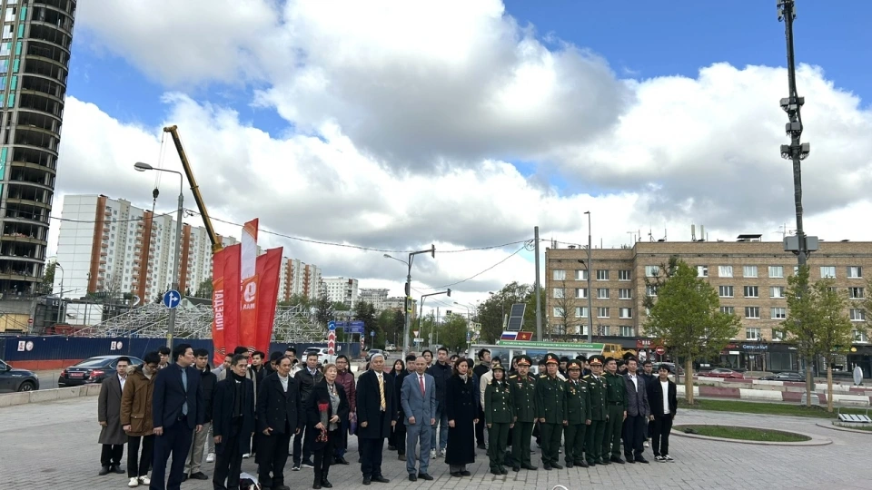 cac_dai_bieu_kinh_can_nghieng_minh_truoc_tuong_dai_bac.jpg