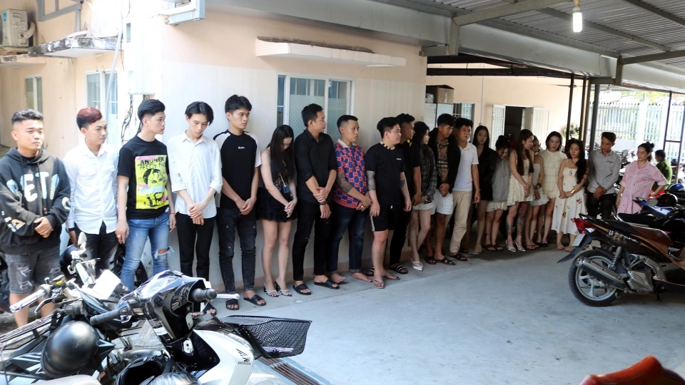 cac_doi_tuong_duong_tinh_voi_ma_tuy_duoc_moi_ve_co_quan_cong_an_lam_viec_20250425155247.jpg