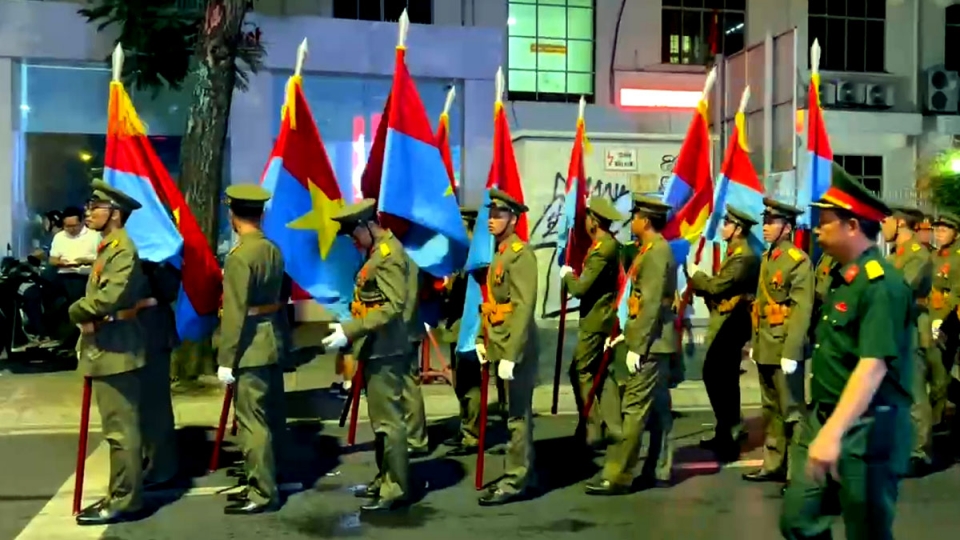 cac_luc_luong_chuan_bi_vao_khu_vuc_hop_luyen_tai_duong_le_duan_anh_viet_duc.jpg