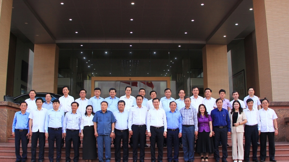 can_bo_ban_thuong_vu_tinh_uy_quang_tri_va_quang_binh_chup_anh_chung.jpg
