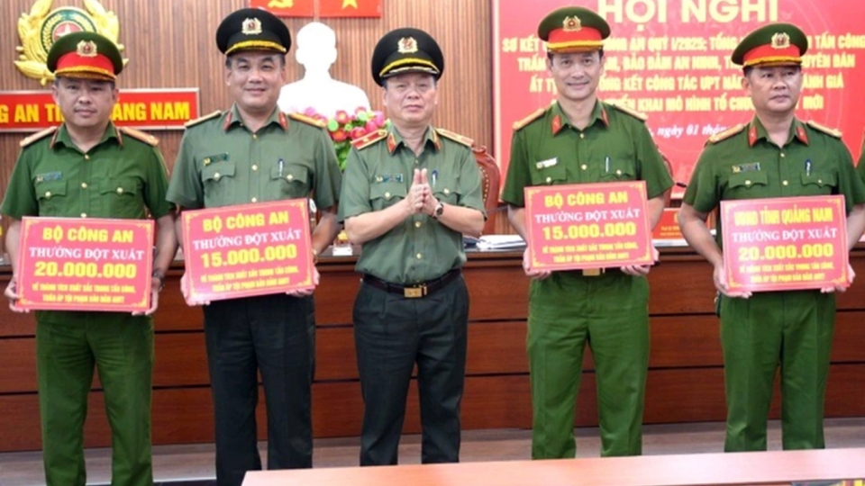 cong_an_tinh_quang_nam_trao_thuong_dot_xuat_cua_bo_cong_an_va_ubnd_tinh_den_cac_tap_the_va_ca_nhan_anh_cong_an_tinh_quang_nam.jpg