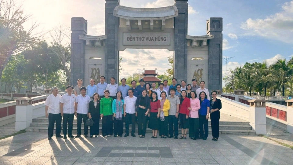 dai_bieu_quoc_hoi_chuyen_trach_cac_tinh_thanh_pho_dang_huong_tai_den_tho_vua_hung.jpg