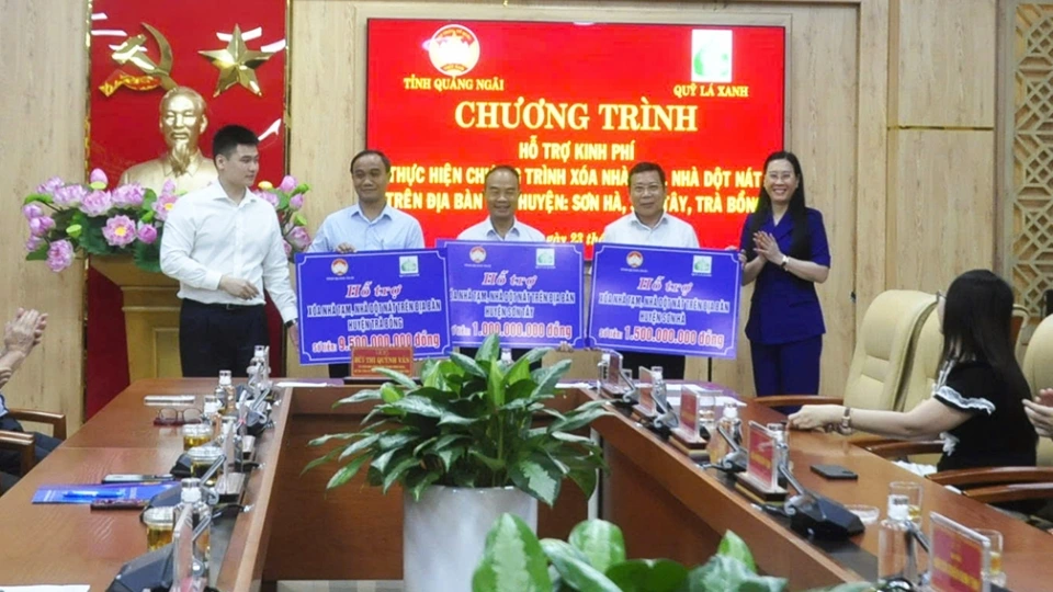 dai_dien_cac_dia_phuong_duoc_ho_tro_nhan_bang_trao_so_tien_tuong_trung.jpg