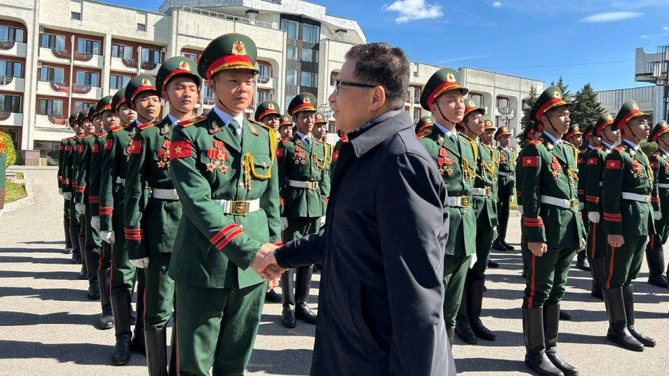 dai_su_dang_minh_khoi_an_can_tham_hoi_cac_chien_si.jpg