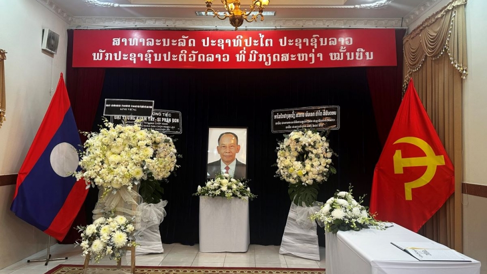 di_anh_dong_chi_khamtay_siphandone_duoc_dat_trang_trong_o_tru_so_tong_lanh_su_quan_tp.hcm_tai_thanh_pho.jpg