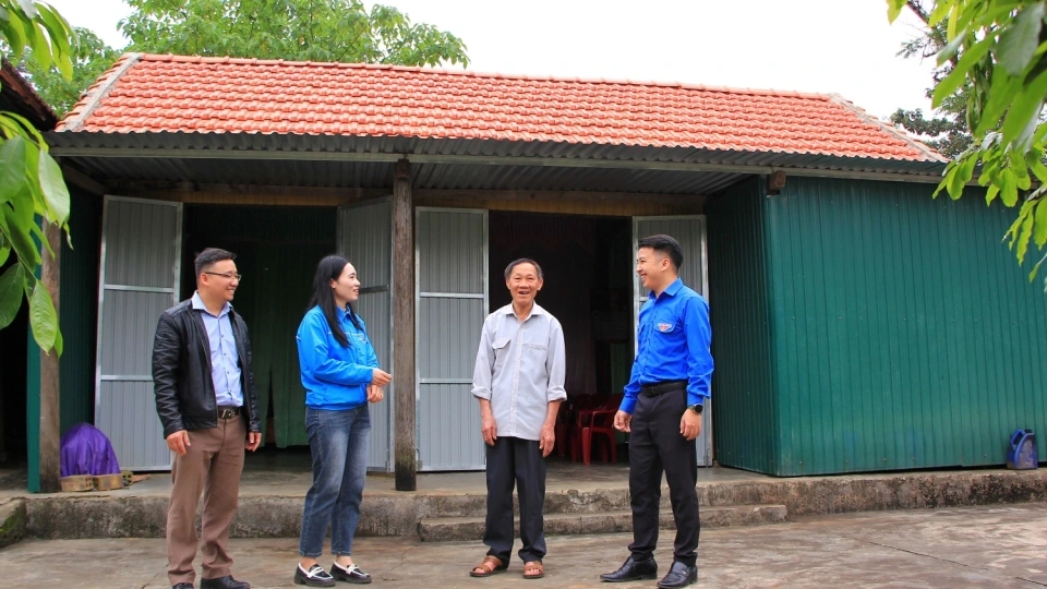 doan_thanh_nien_huyen_minh_hoa_ho_tro_hoan_thanh_viec_sua_nha_cho_nguoi_dan.jpg