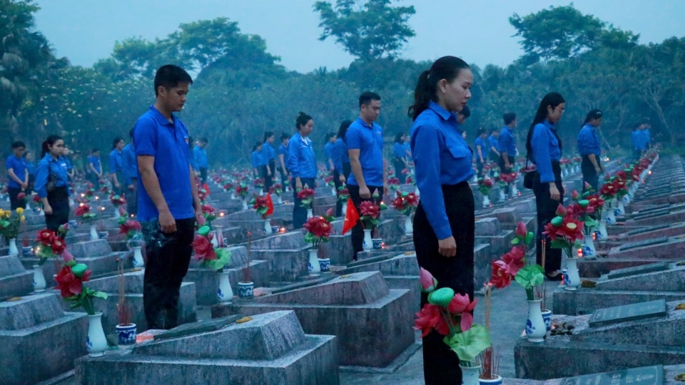 doan_vien_thanh_nien_danh_phut_mac_niem_tri_an_cac_anh_hung_liet_si.jpg