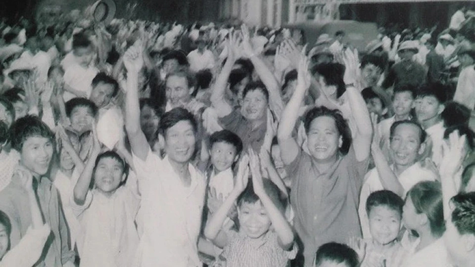 ghi nhanh ha noi mung chien thang.jpg