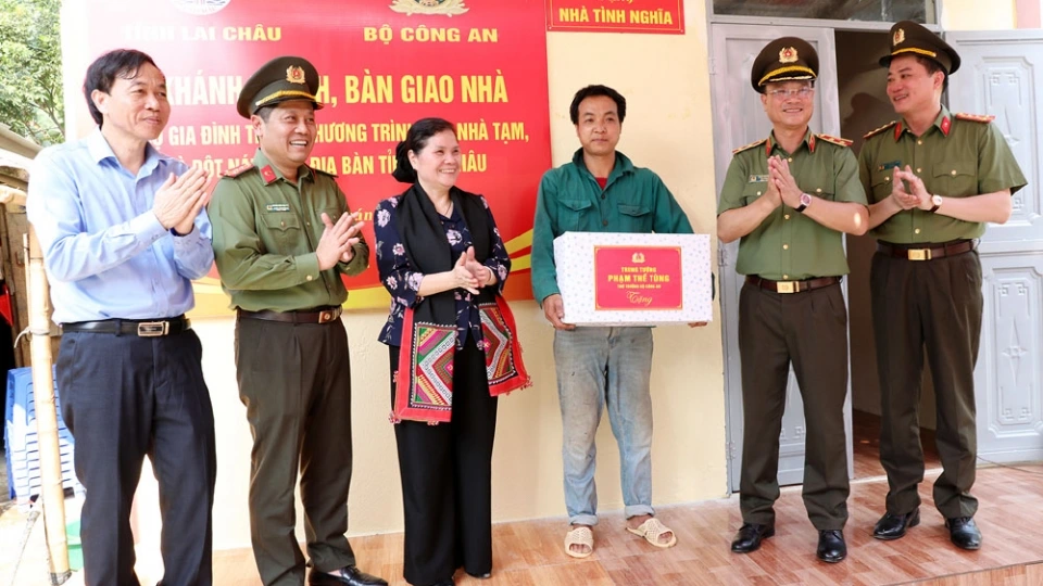 lanh_dao_tinh_lai_chau_va_bo_cong_an_tang_qua_ho_ngheo_tai_xa_nam_xe.jpg