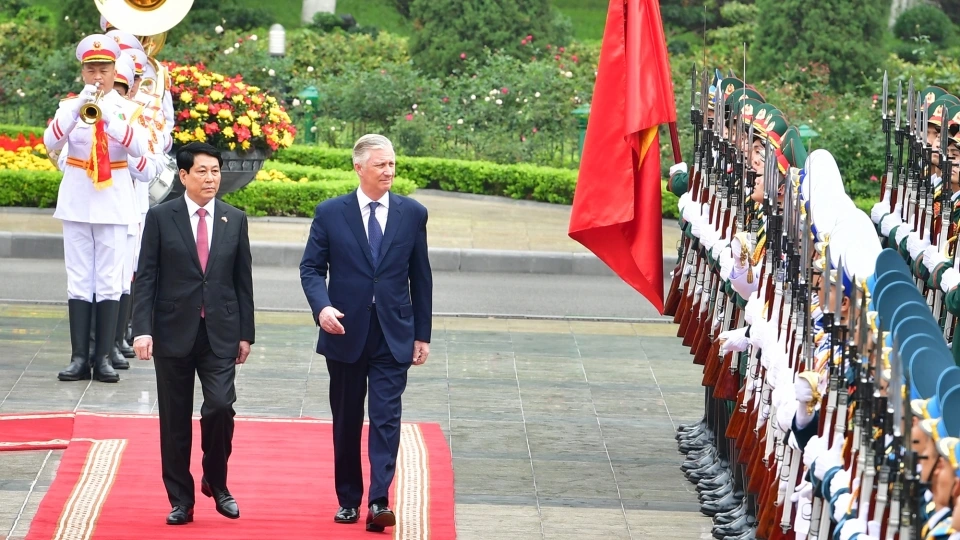 le_don_nha_vua_va_hoang_hau_bi_tham_viet_nam_8.jpg