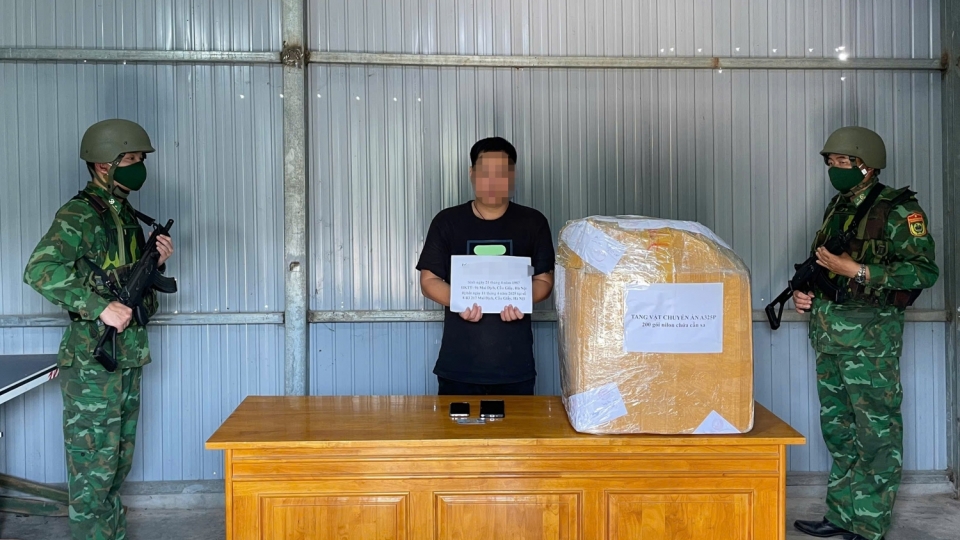 luc_luong_chuc_nang_bat_giu_1_doi_tuong_thu_giu_12kg_can_sa_kho.jpg