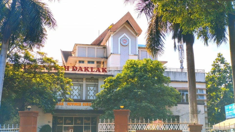 nha khach tinh uy.jpg