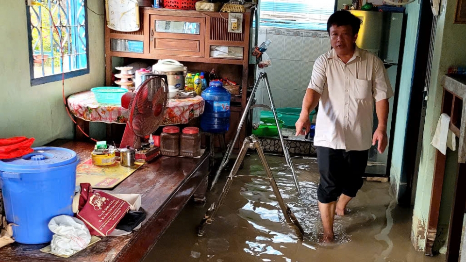 nuoc_tran_vo_lam_thiet_hai_nha_dan.jpg