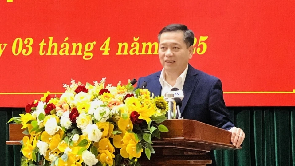 ong_nguyen_long_hai_bi_thu_tinh_uy_quang_tri_phat_bieu_chi_dao_tai_hoi_nghi.jpg